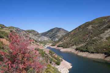Fototapeta na wymiar River in the northern utah mountain in the fall