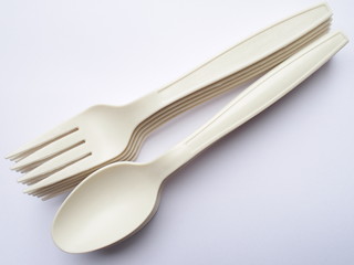 Fototapeta bio plastic spoons and forks on white background obraz