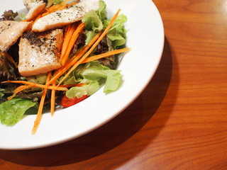 grilled salmon salad with black peper