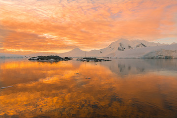 Fototapeta premium Magical sunset in Antarctica