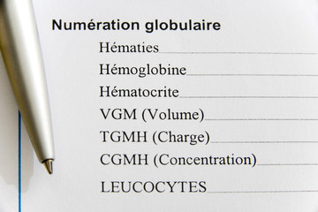 Feuille de r￩sultats d'analyse de sang : num￩ration sanguine Sont d￩termin￩s : - le nombre d'h￩maties, - le taux d'h￩moglobine, - l'h￩matocrite (pourcentage relatif du volume des h￩maties par rapport au volume total du sang), - le volume globulaire moyen (VGM, rendant compte de la taille des h￩maties), - la teneur globulaire moyenne en h￩moglobine (TGMH, masse d'h￩moglobine dans une h￩matie), - la concentration globulaire moyenne en h￩moglobine (CGMH, concentration en h￩moglobine d'une h￩matie), - le nombre de leucocytes (globules blancs)