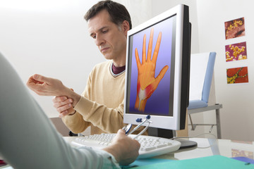 Models On screen, illustration of the carpal tunnel syndrome