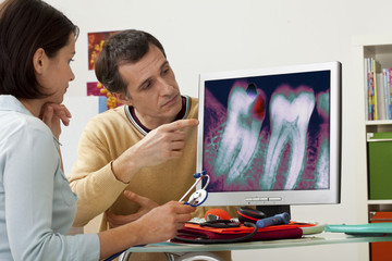 Models On screen, alveolar x-ray Tooth decay in red on the molar tooth and amalgam filling in blue