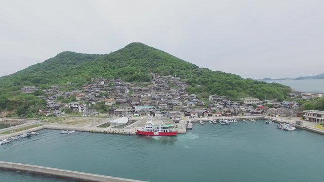 集落のある島の港