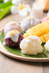 coconut milk on sticky rice with ripe mango