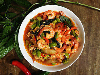 Stir-Fried Twisted Cluster Bean with Shrimps