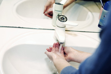 Obraz na płótnie Canvas Hand washing, woman