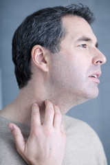 Obraz premium Man scratching his neck