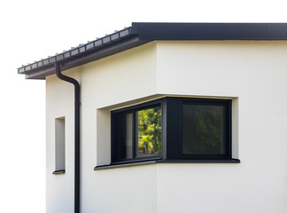 Dunkles Eckfenster aus Aluminium an einem modernen Wohnhaus mit Flachdach – Dark Corner window...