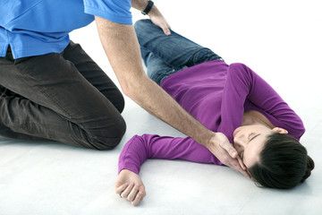 First aid techniques : placing the victim in the recovery position Step 3 : catch hold of the leg furthest away from you behind the knee, lift it up keeping the foot on the ground Turn the victim towards you