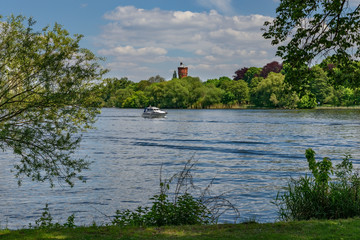 Motoryacht auf der Havel bei Potsdam, im Hintergrund der Wasserturm Hermannswerder