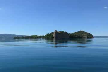 Fototapeta na wymiar Isola Bisentina sul lago di Bolsena