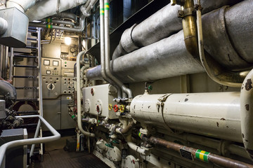 schalttafel und Hauptmaschine im maschinenraum eines Hochseeschleppers