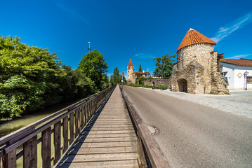 Fototapeta na wymiar Stadtbefestigung in Abensberg mit dem Wahrzeichen Marderturm