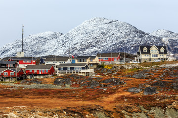 Maisons inuites vivantes parmi les rochers et la montagne en arrière-plan Nuuk, Groenland