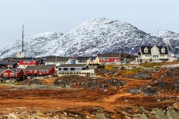 Papier Peint photo Arctique Maisons inuites vivantes parmi les rochers et la montagne en arrière-plan Nuuk, Groenland