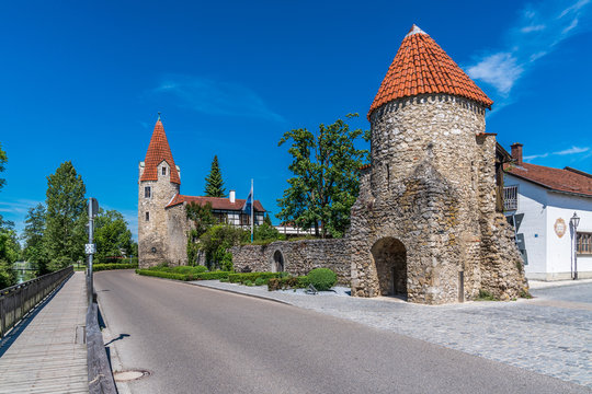 Reste der Stadtmauer in Abensberg mit dem Wahrzeichen Marderturm