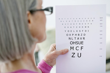 Ophtalmology, elderly person