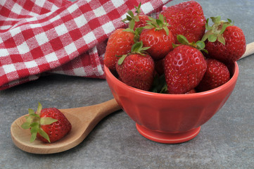 Bol et cuillère de fraises