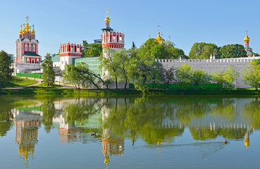 Fototapeta na wymiar Novodevichy Convent, also known as Bogoroditse-Smolensky Monastery (1524) and lake. Moscow, Russia