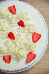 Käsekuchen mit Holunder und Erdbeeren