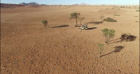 4x4 dans une pleine désertique en namibie