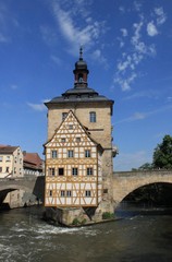 Bamberger Blickfang: Altes Rathaus mit Rottmeisterhäuschen direkt über dem Strom