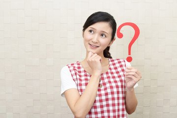 疑問符を持つ女性