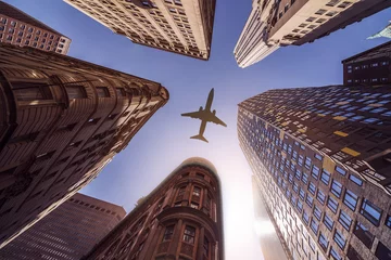 Foto op Plexiglas vliegtuig over hoogbouw © Felix Pergande
