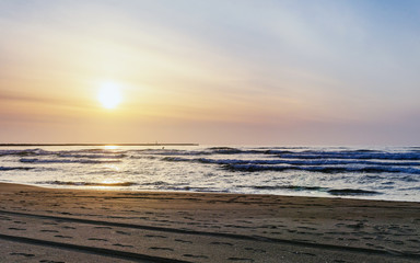 夕暮れの海岸風景