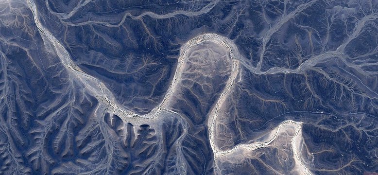 fantasma, fotografía abstracta de los desiertos de África desde el aire. Vista aérea de paisajes desérticos, Género: Naturalismo abstracto, de lo abstracto a lo fotográfico contemporáneo y figurativo.