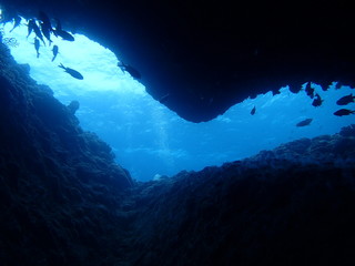 Fototapeta na wymiar 沖縄恩納村ポイント地ホーシューのハート型の洞窟