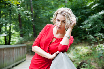 frau blond rotes kleid outddor besorgt portrait
