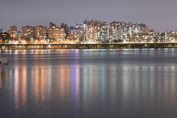 Obraz premium Korea,Seoul at night, South Korea city skyline at Dongjak Bridge Han river in Seoul , South Korea.