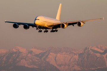 Flugzeug in den Alpen bei Abendrot