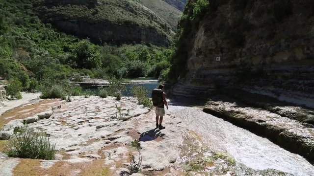 Escursionista scendendo, cascata di Cassibile, riserva naturale orientata Cavagrande del Cassibile, Siracusa, Sicilia