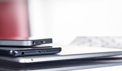 Business, Smartphones und tablet auf Schreibtisch gestapelt, Hintergrund