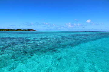 日本の人気リゾート地沖縄宮古島透き通った青い海と空