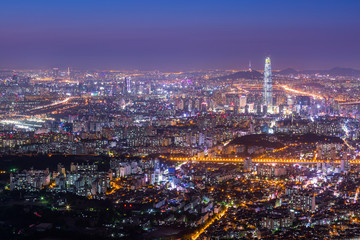 Obraz premium Seoul city and downtown skyline and skyscraper at night, The best view of South Korea with Lotte world mall at Namhansanseong Fortress.