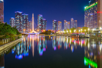 Obraz premium Songdo Central Park at night in Songdo District, Incheon South Korea.