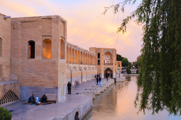 Pol-e Khaju 132 Meter lang über dem Fluss Zayande, vor 1500 Jahren, Isfahan, Iran