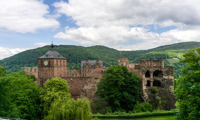 Schloss Burg Schlossruine Burgruine in Heidelberg bei blauen Himmel und wolken