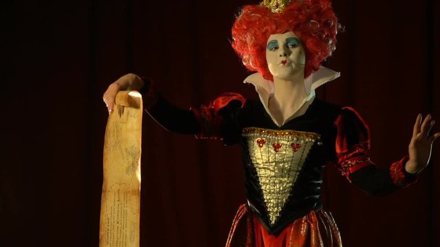 The Queen of Hearts that unfolds the scroll