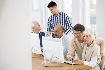 Seniors learning to use Internet