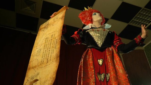The majestic Queen of Hearts that unfolds the scroll