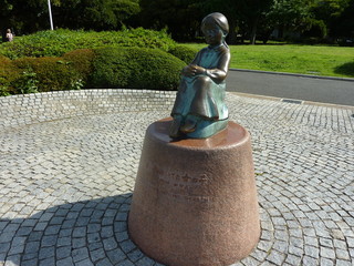 赤い靴はいてた女の子像