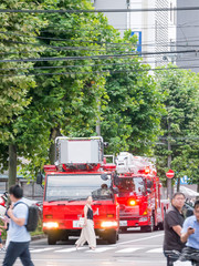 火災現場へ急行する消防車 / 都市風景