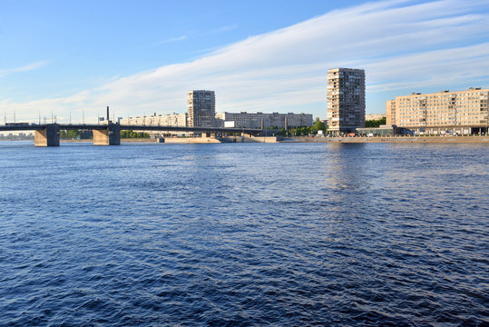 Volodarsky Bridge and Oktyabrskaya Embankment. © konstan