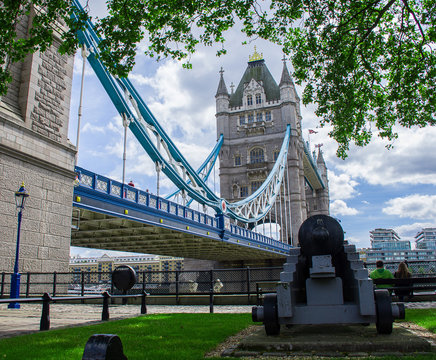 puente de londres vistas desde el parque de los ca&ntilde;ones