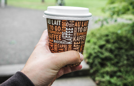 Mann mit Kaffeebecher